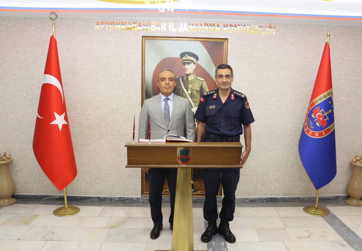 Afyon Emniyet Müdürü, Yeni Atanan Jandarmanın Ziyaretinde Şeref Defterini İmzaladı