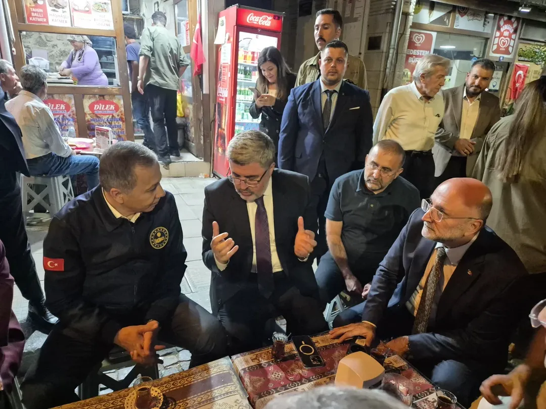 İçişleri Bakanı Yerlikaya, Afyonkarahisar Esnaflarını Ziyaret Etti