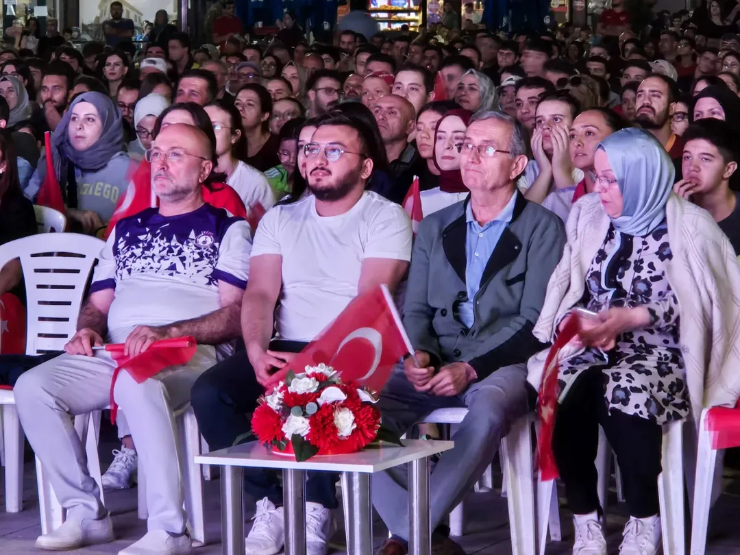 Afyonkarahisar'da Milli Takım Coşkusu: Zafer Meydanı'nda Destek