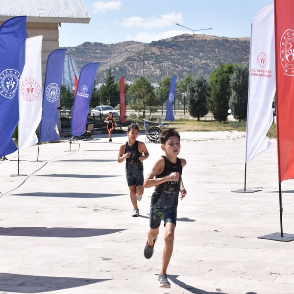 Afyonkarahisar'da Triatlon Yarışları Tamamlandı: 95 Sporcu Podyum İçin Yarıştı
