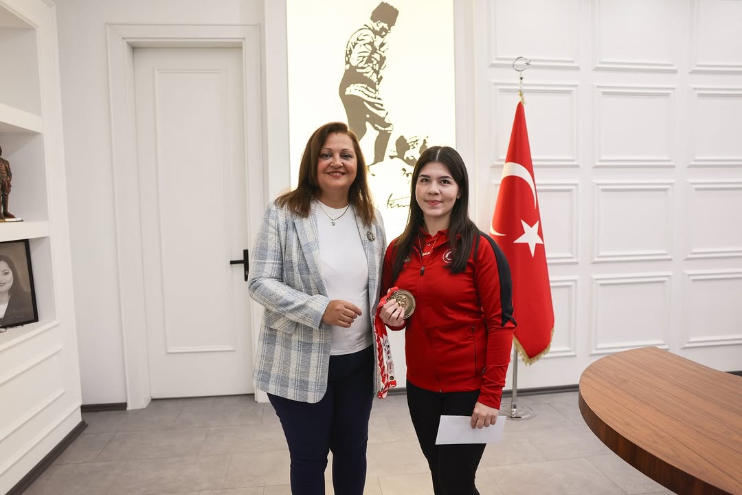 Milli Sporcu Gülçin Çaylan Dünya Bilek Güreşi Şampiyonu Oldu