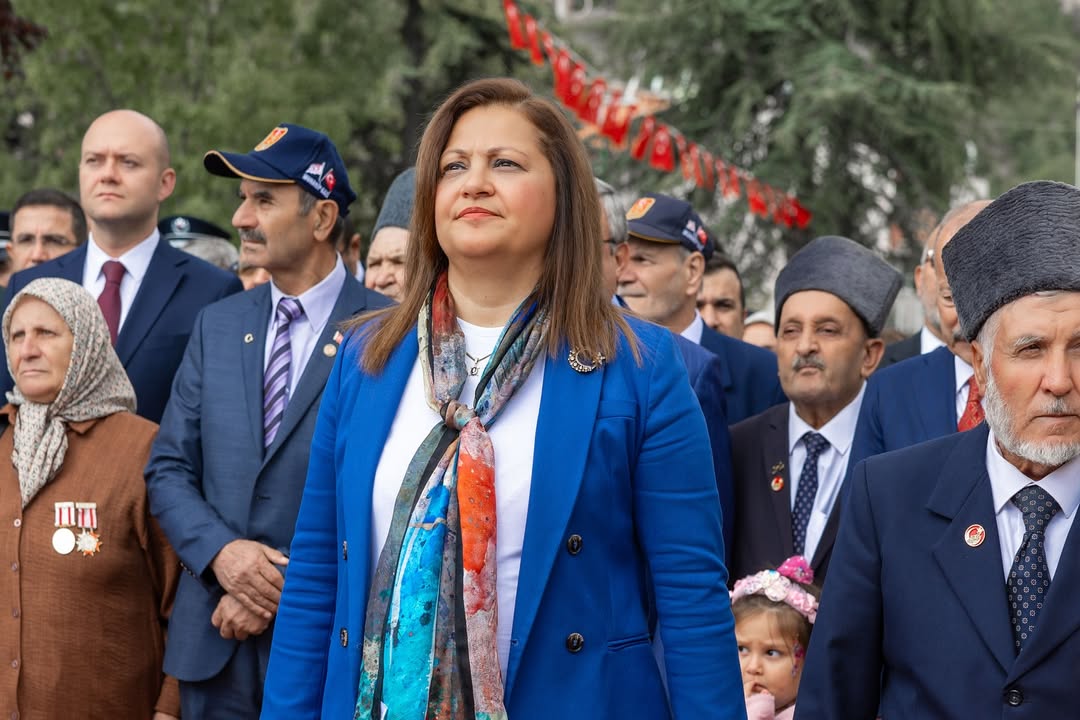 19 Eylül Gaziler Günü'nde Burcu Köksal'dan Anlamlı Çelenk Sunumu