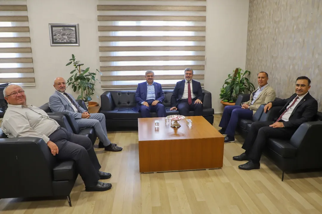 AK Parti Afyonkarahisar Heyeti, Yeni Hastane Uzmanına Hayırlı Olsun Ziyareti Gerçekleştirdi