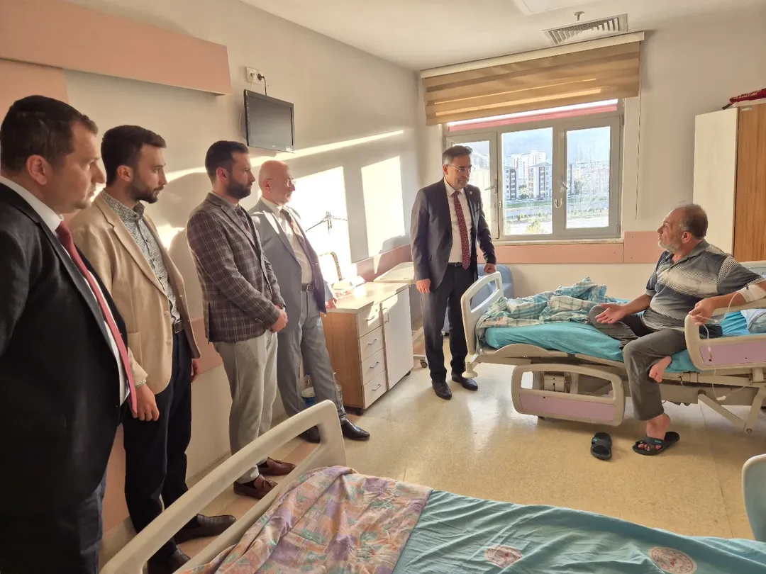 AK Parti Afyonkarahisar İl Başkanı Şahin, Hastanede Tedavi Gören İl Yönetim Kurulu Üyesini Ziyaret Etti