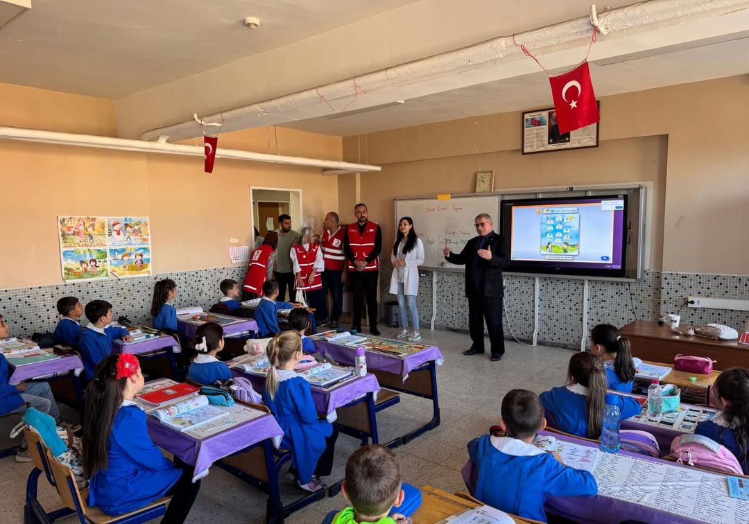 Bozdoğan'da Kızılay Etkinliği: Öğrencilere Kırtasiye Desteği