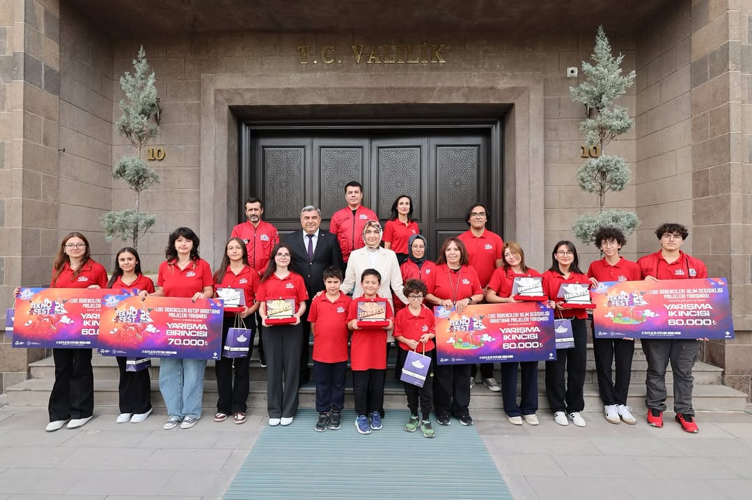 TEKNOFEST 2025'te Başarılı Dumlupınar Öğrencileri Valimizle Gurur Paylaştı