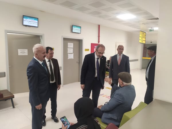 Afyonkarahisar Sağlık Müdürü Öztürk, Sinanpaşa ve İhsaniye Hastanelerini Ziyaret Etti