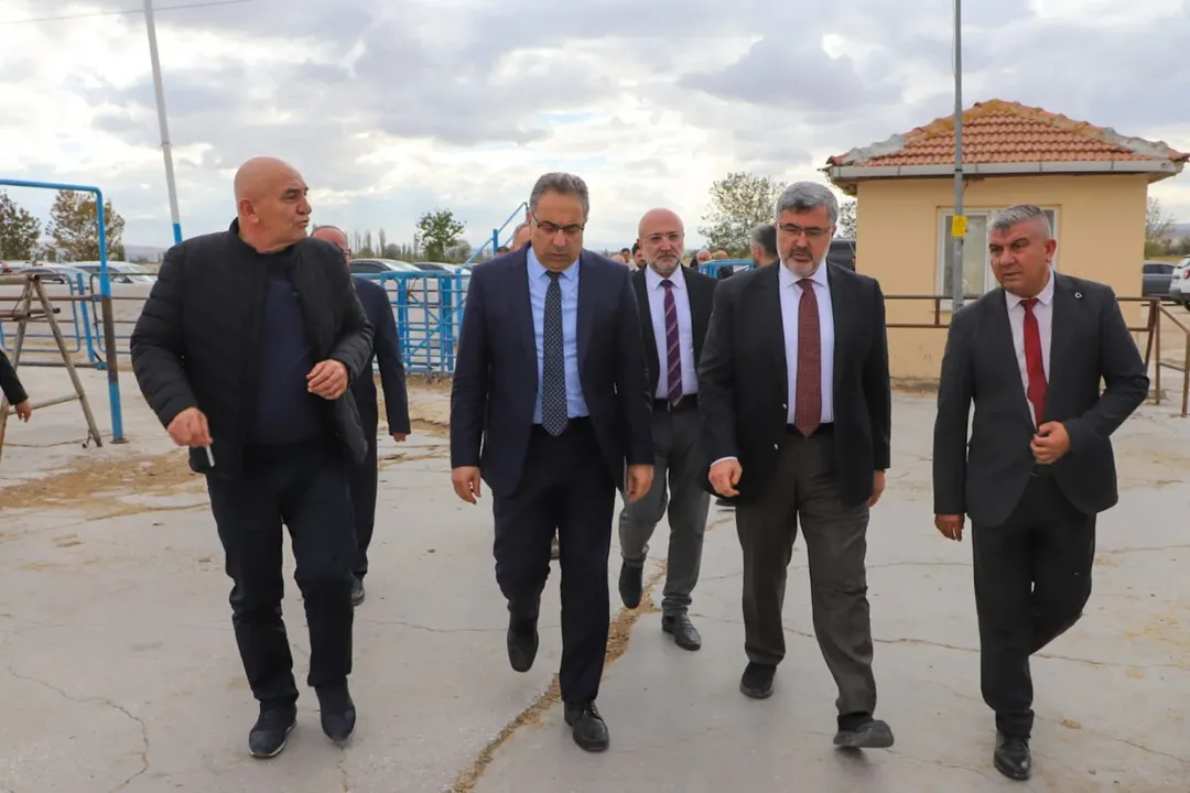 Tarım ve Orman Bakan Yardımcısı Afyonkarahisar'da Hayvan Pazarında İnceleme Yaptı