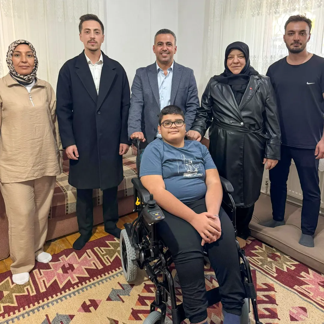 AK Parti Afyonkarahisar'dan Engelli Vatandaşa Akülü Araç Desteği