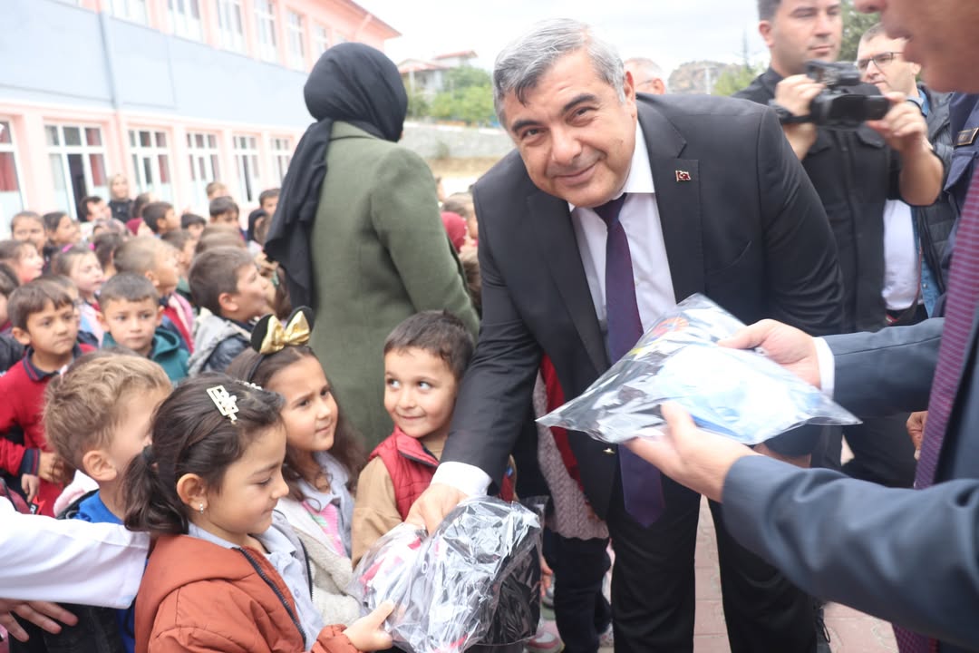 Afyonkarahisar'da Minik Öğrencilere Jandarma ve Polis Üniforması Sürprizi