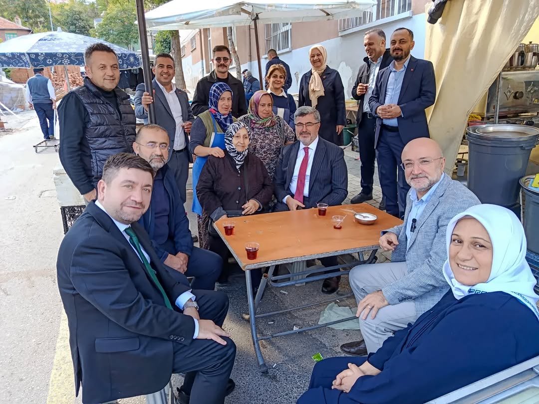 AK Parti Afyonkarahisar Teşkilatı Mecidiye Mahallesi'ndeki Cuma Pazarını Ziyaret Etti